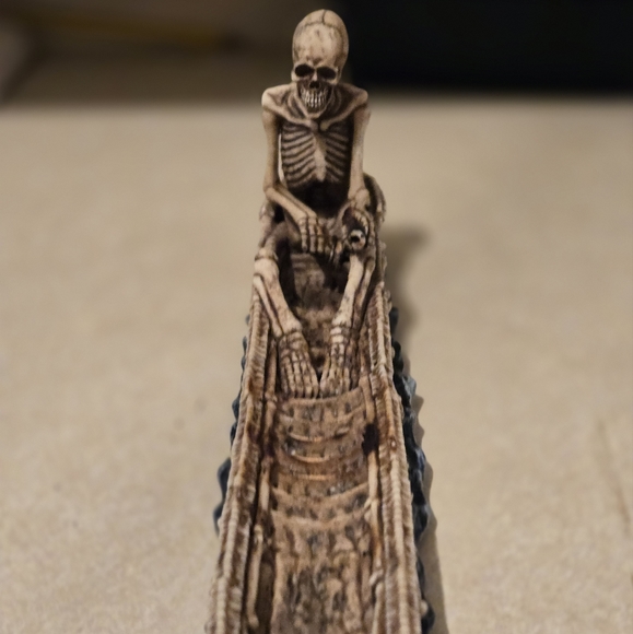 Skull in boat incense burner - Picture 4 of 7